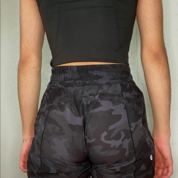 Lululemon mid rise gray and black camo short - Picture 4 of 5